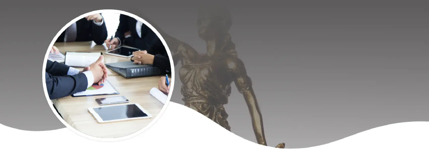 Personas reunidas alrededor de una mesa con documentos y dispositivos electrónicos.