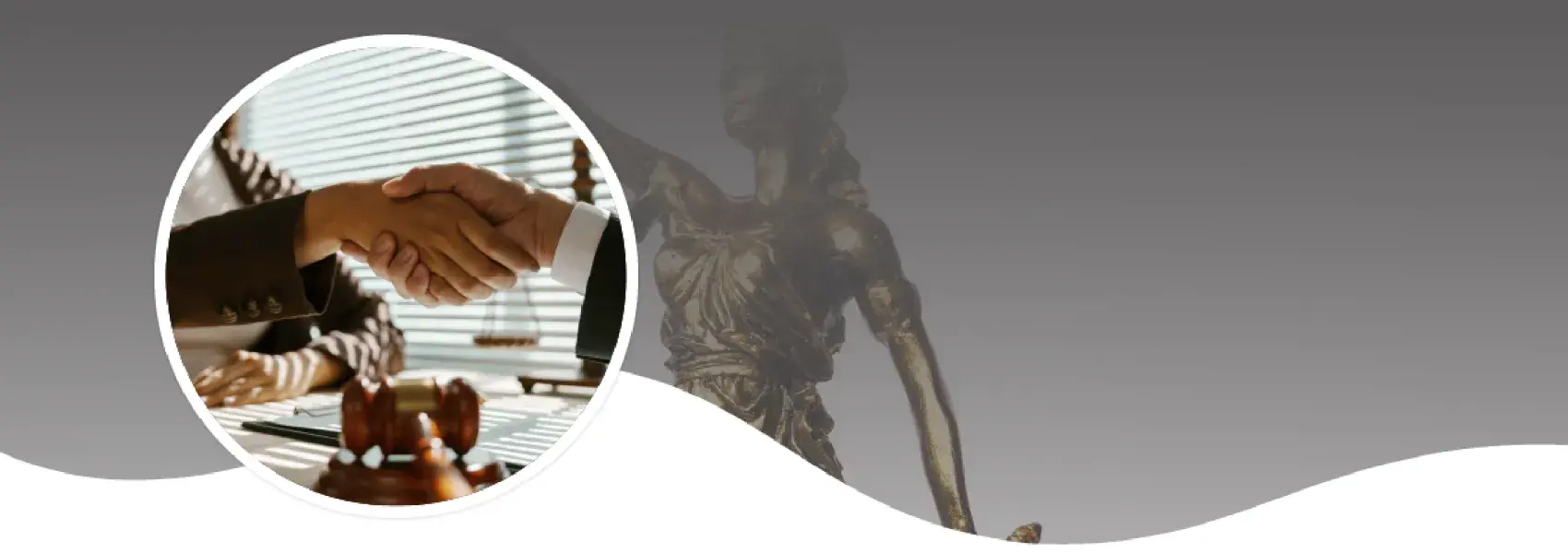 Dos personas dándose la mano sobre un escritorio con documentos, un mazo de juez y una balanza al fondo.