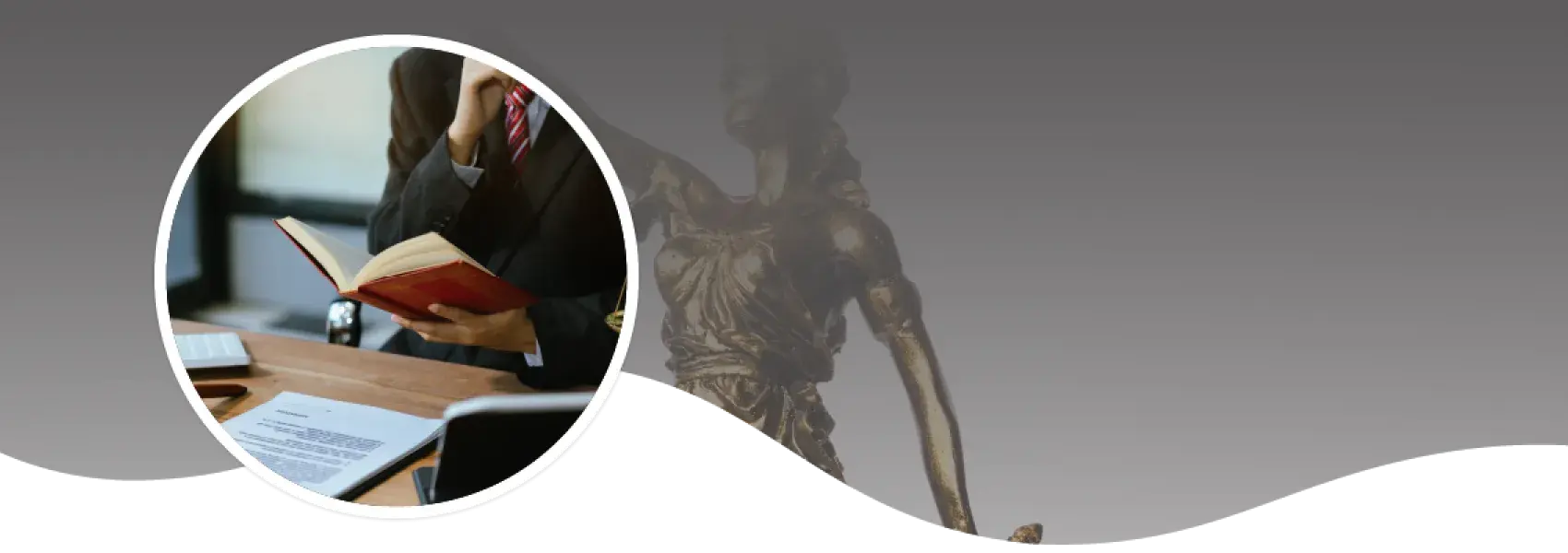 Persona con traje leyendo un libro en una oficina, con documentos sobre la mesa.